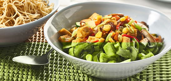 Recept van het Voedingscentrum: Tofu geroerbakt met courgette, mais en mie