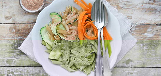 Recept van het Voedingscentrum: Pastasalade met groentelinten en amandelsaus