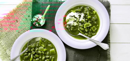 Recept van het Voedingscentrum: Bruine bonenchili met kruidentopping