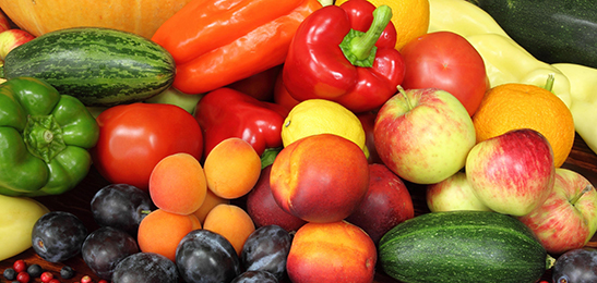 Eet gezond en gevarieerd, dan krijg je genoeg vitamine C binnen.