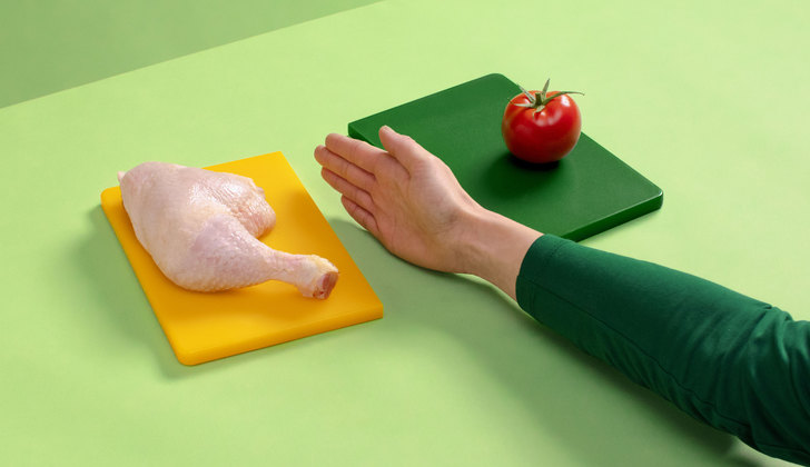 Om besmetting met campylobacter te voorkomen kun je beter nooit dezelfde snijplank voor rauw vlees of rauw te eten groente gebruiken